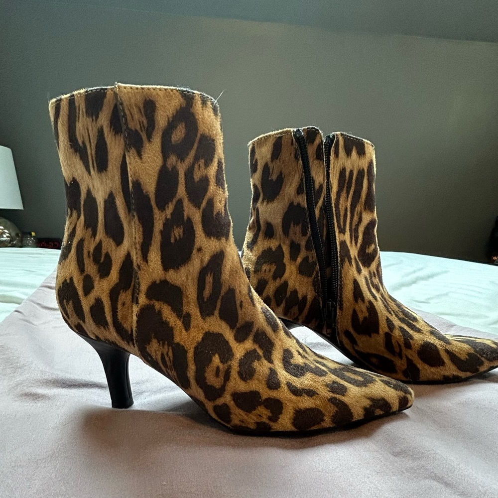Kitten heel bootie